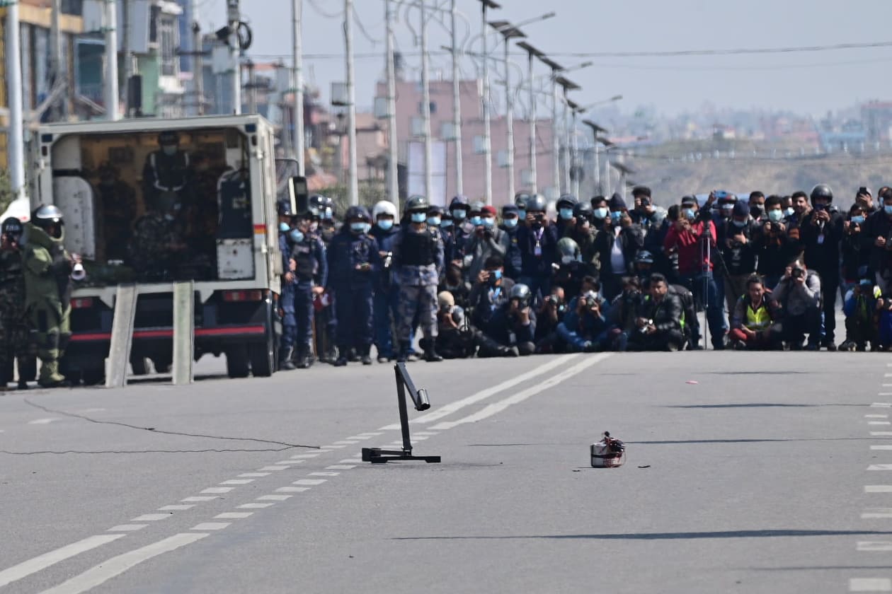 संसद भवनअगाडि नाे एमसीसी लेखिएकाे प्रेसर कुकर राख्ने विप्लव कार्यकर्ता पक्राउ